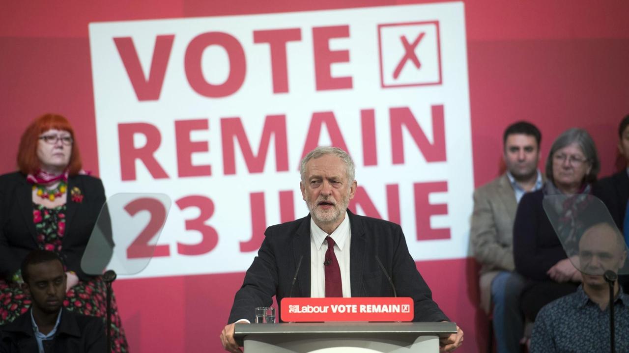 Der Vorsitzende der britischen Labour Party, Jeremy Corbyn, hält am 02. Juni 2016 in London eine Rede für ein Verbleib Großbritanniens in der Europäischen Union. Die Briten werden sich am 23. Juni 2016 entweder für einen Verbleib oder einen Rückzug aus der EU entscheiden.