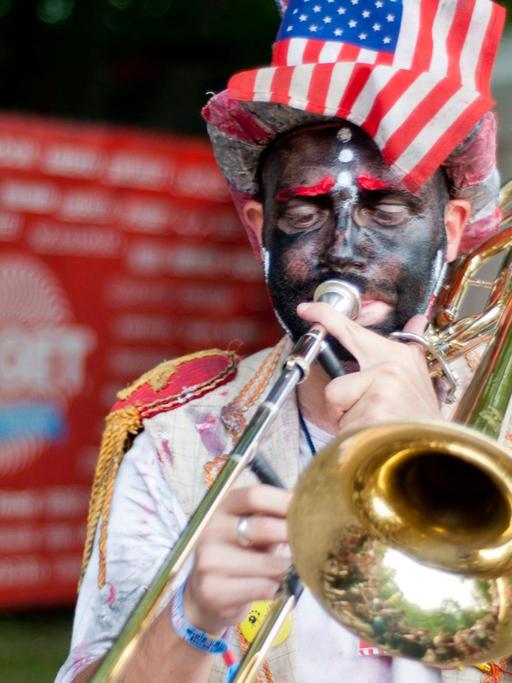 Posaunist der italienischen Band Carretti Musicali beim 22. Sziget Festival in Budapest 2014