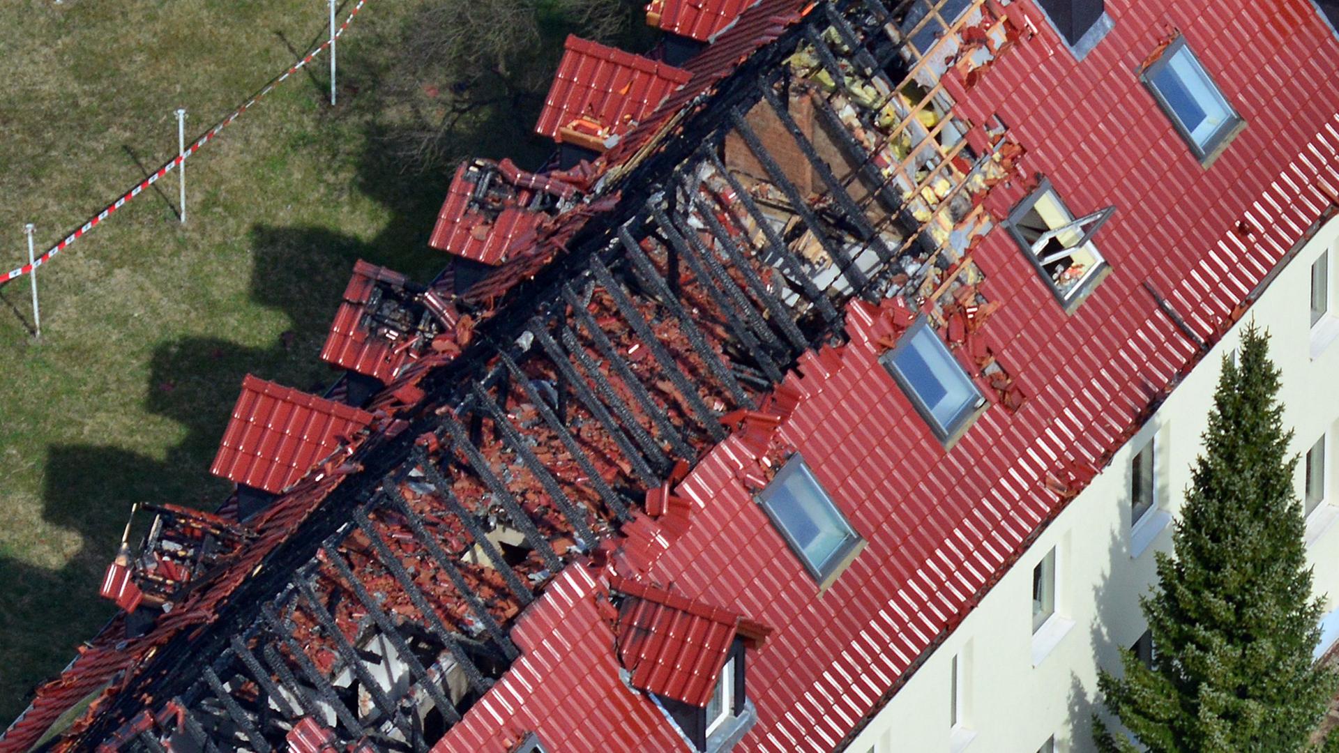 Luftbild des ausgebrannten Dachstuhls. Luftbild des ausgebrannten Dachstuhls.