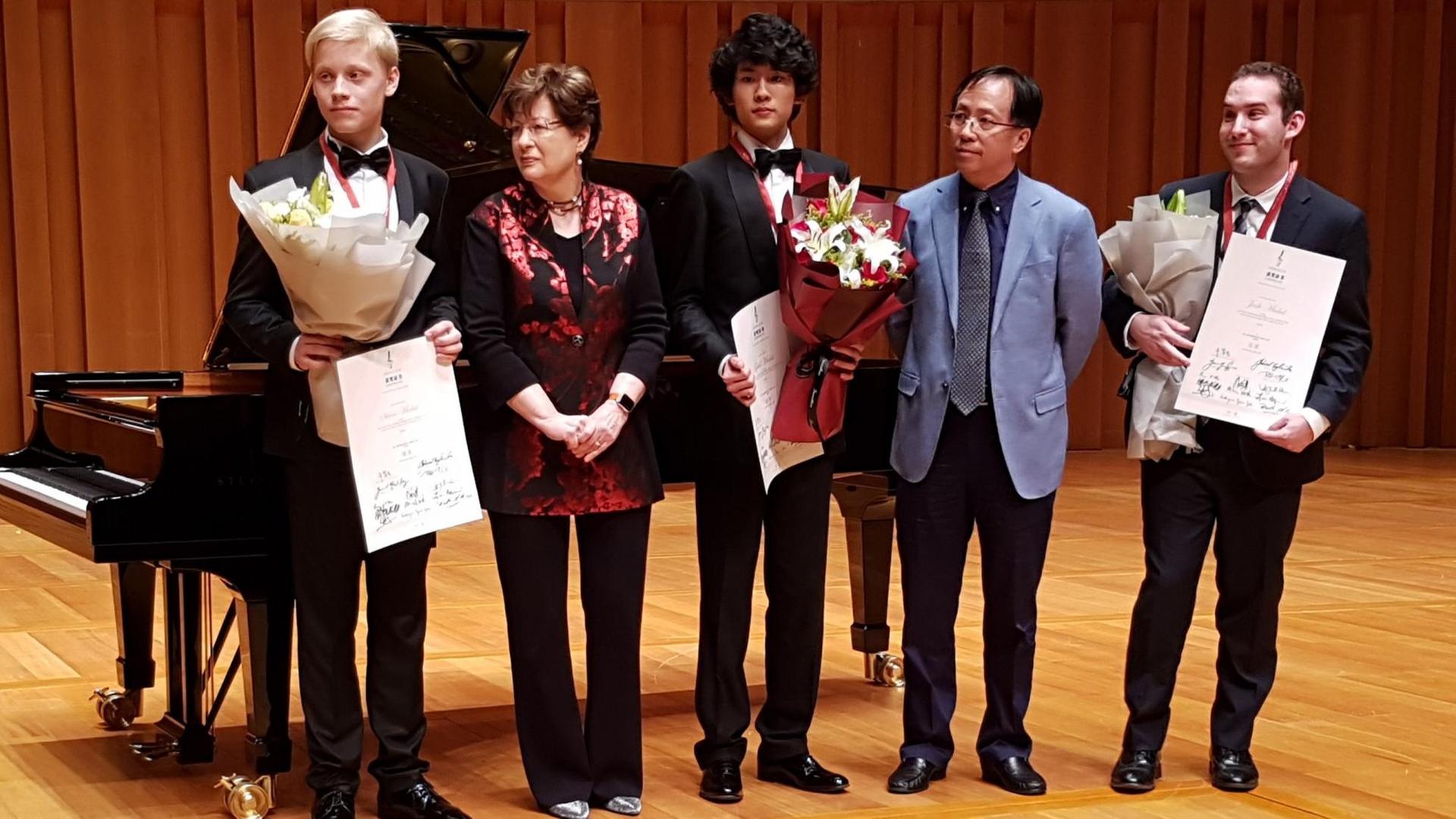 Preisverleihung China International Music Competition: v.l.n.r.: Alexander Malofeev (2. Preis), Yehoved Kaplinsky (Jury-Vorsitzende), Tony Siqi Yun (1. Preis), Wang Liguang (Jury-Mitglied und Präsident des China Conservatory of Music), Mackenzie Melemed (3. Preis). Preisverleihung China International Music Competition: v.l.n.r.: Alexander Malofeev (2. Preis), Yehoved Kaplinsky (Jury-Vorsitzende), Tony Siqi Yun (1. Preis), Wang Liguang (Jury-Mitglied und Präsident des China Conservatory of Music), Mackenzie Melemed (3. Preis).