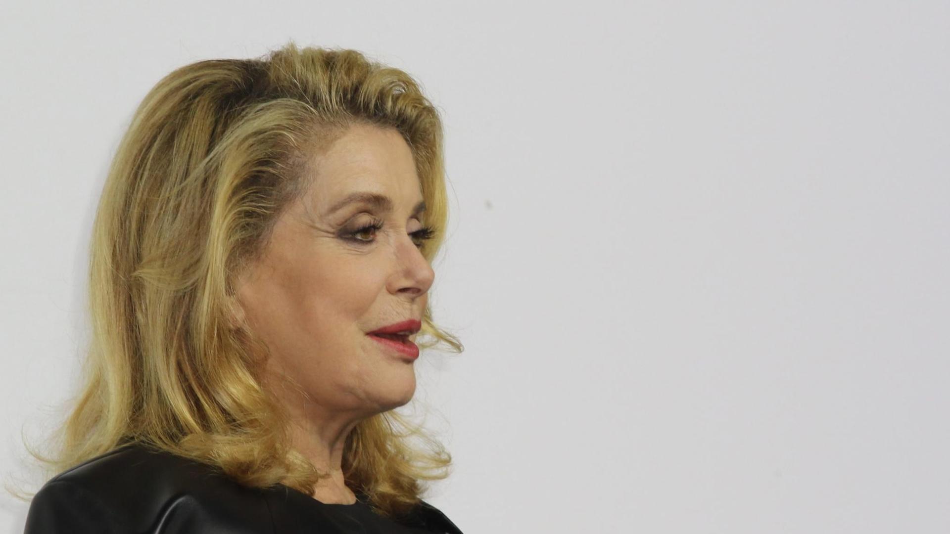 Catherine Deneuve auf der Paris Fashion Week bei der Eröffnung des Louis Vuitton Vendome Shop Catherine Deneuve auf der Paris Fashion Week bei der Eröffnung des Louis Vuitton Vendome Shop