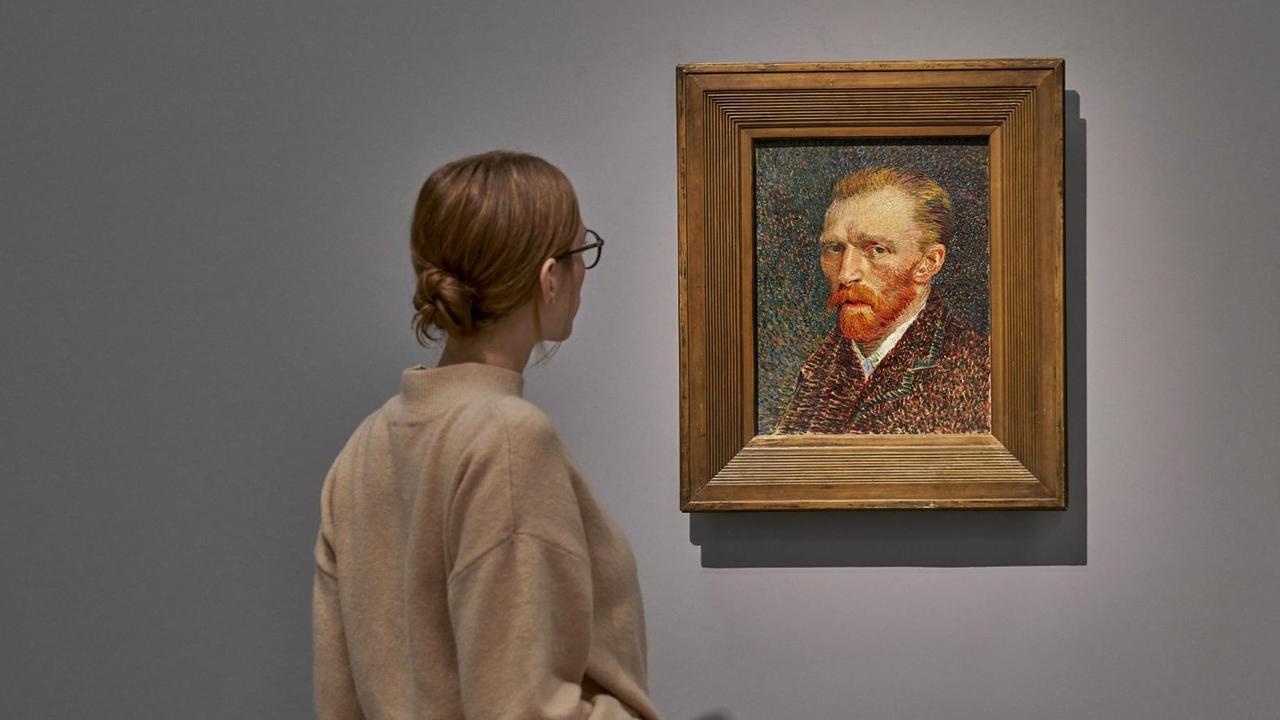 Eine Besucherin steht vor einem Selbstporträt von Vincent van Gogh in der Frankfurter Ausstellung. Eine Besucherin steht vor einem Selbstporträt von Vincent van Gogh in der Frankfurter Ausstellung.
