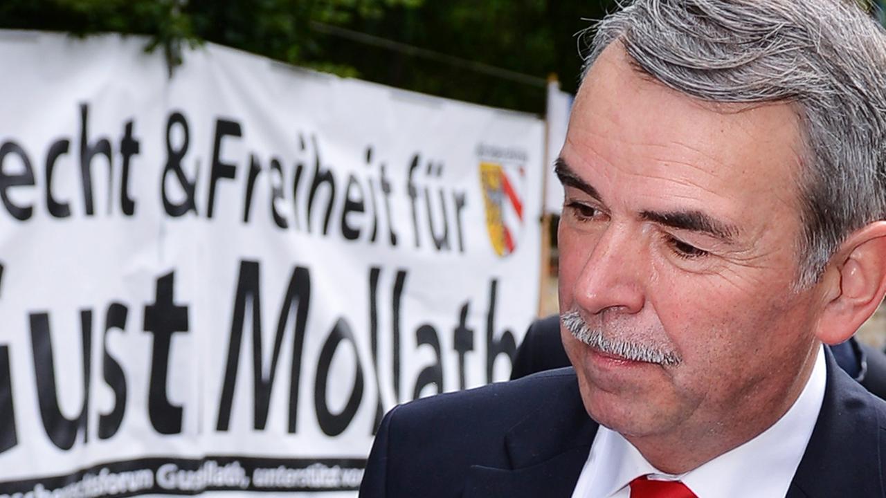 Gustl Mollath kommt am 07.07.2014 bei seiner Ankunft vor dem Landgericht Regensburg (Bayern) an einem Banner mit der Aufschrift «Recht & Freiheit für Gustl Mollath» vorbei. Gustl Mollath kommt am 07.07.2014 bei seiner Ankunft vor dem Landgericht Regensburg (Bayern) an einem Banner mit der Aufschrift «Recht & Freiheit für Gustl Mollath» vorbei.