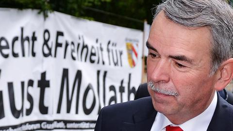 Gustl Mollath kommt am 07.07.2014 bei seiner Ankunft vor dem Landgericht Regensburg (Bayern) an einem Banner mit der Aufschrift «Recht & Freiheit für Gustl Mollath» vorbei.
