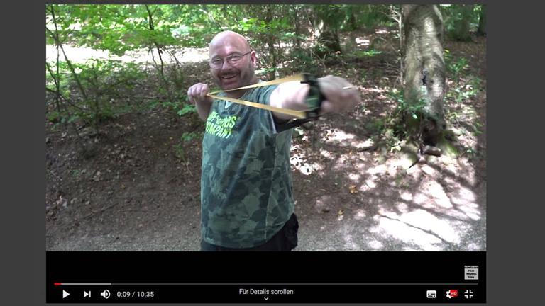 Screenshot eines Videos von Jörg Sprave, Betreiber des "Slingshot Channel" auf Youtube Screenshot eines Videos von Jörg Sprave, Betreiber des "Slingshot Channel" auf Youtube