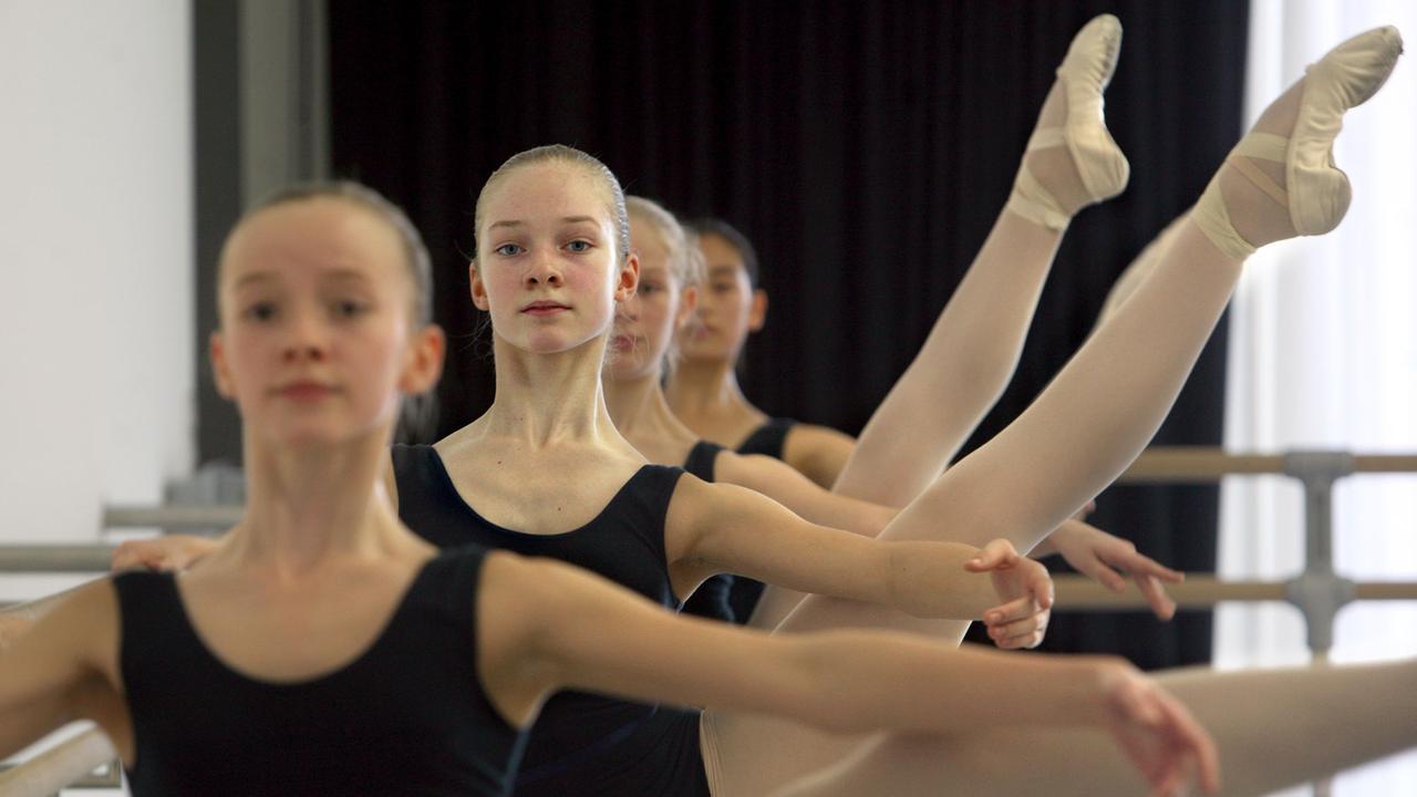 Mädchen tanzen am 04.11.2010 in einem der neuen Ballettsäle der Staatlichen Ballettschule und Schule für Artistik in Berlin.