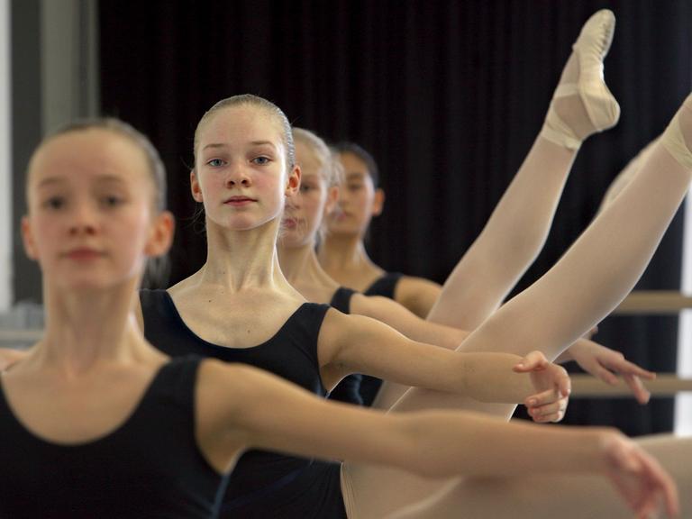 Mädchen tanzen am 04.11.2010 in einem der neuen Ballettsäle der Staatlichen Ballettschule und Schule für Artistik in Berlin.