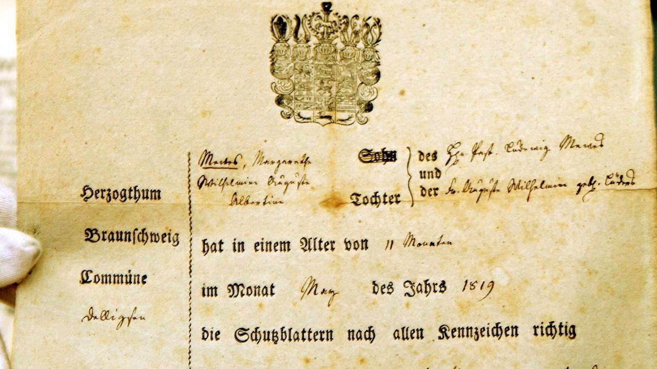 Eine Impfbescheinigung über das Impfen gegen Schutzblattern (Pocken) aus dem Jahre 1819 liegt am Freitag (20.10.2006) in einer Vitrine in Leipzig. 