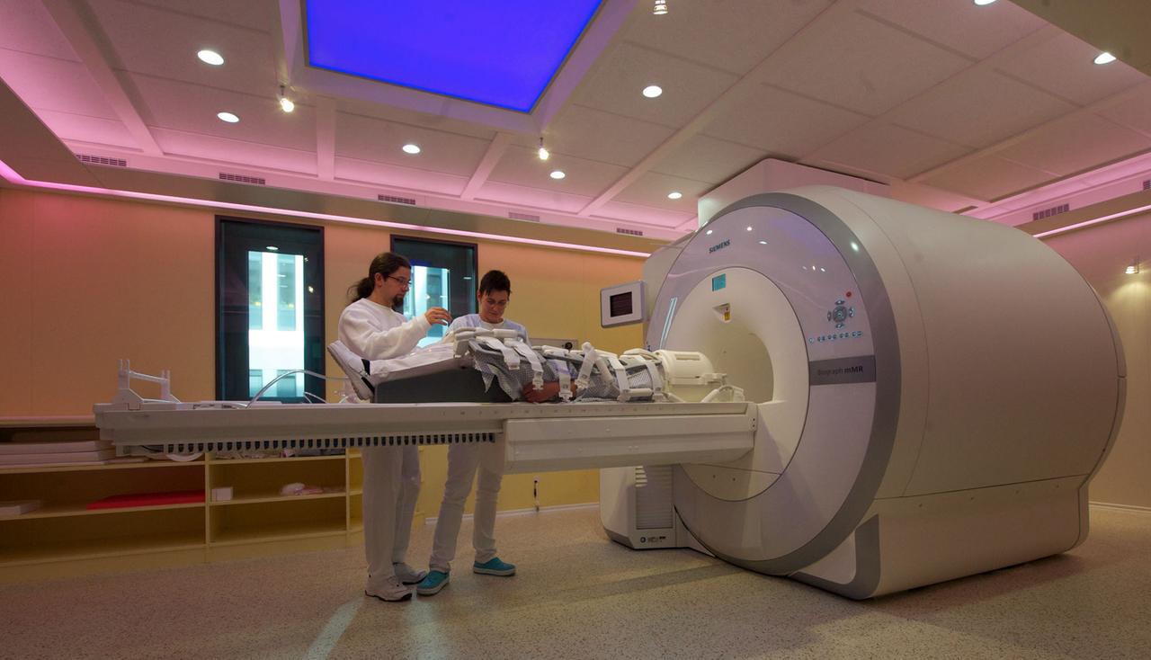 Ein Patient wird zu Demonstrationszwecken beim Fototermin für die Untersuchung in einem neuen Großgerät der Abteilung Nuklearmedizin im Universitätsklinikum Leipzig vorbereitet. Ein Patient wird zu Demonstrationszwecken beim Fototermin für die Untersuchung in einem neuen Großgerät der Abteilung Nuklearmedizin im Universitätsklinikum Leipzig vorbereitet.