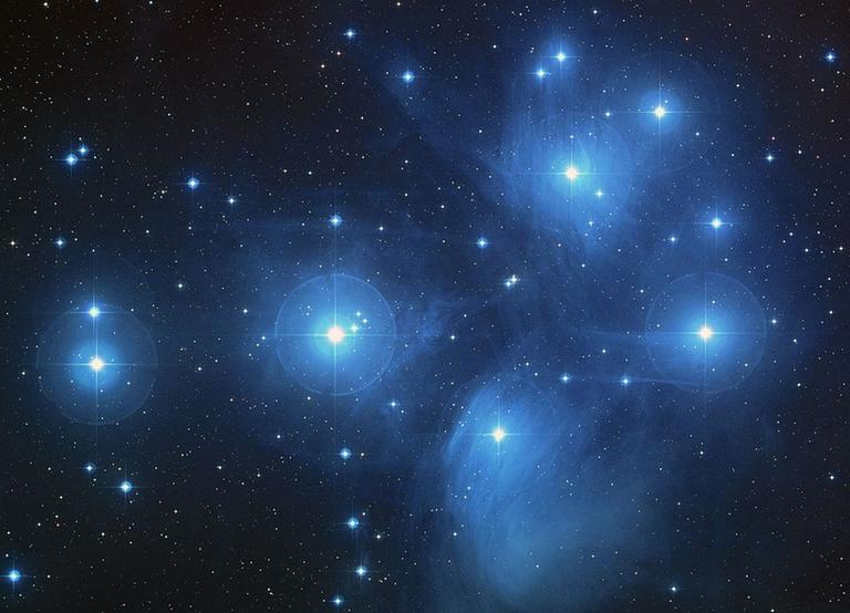Aldebaran folgt am Firmament den Plejaden, einem offenen Sternhaufen im Stier Aldebaran folgt am Firmament den Plejaden, einem offenen Sternhaufen im Stier