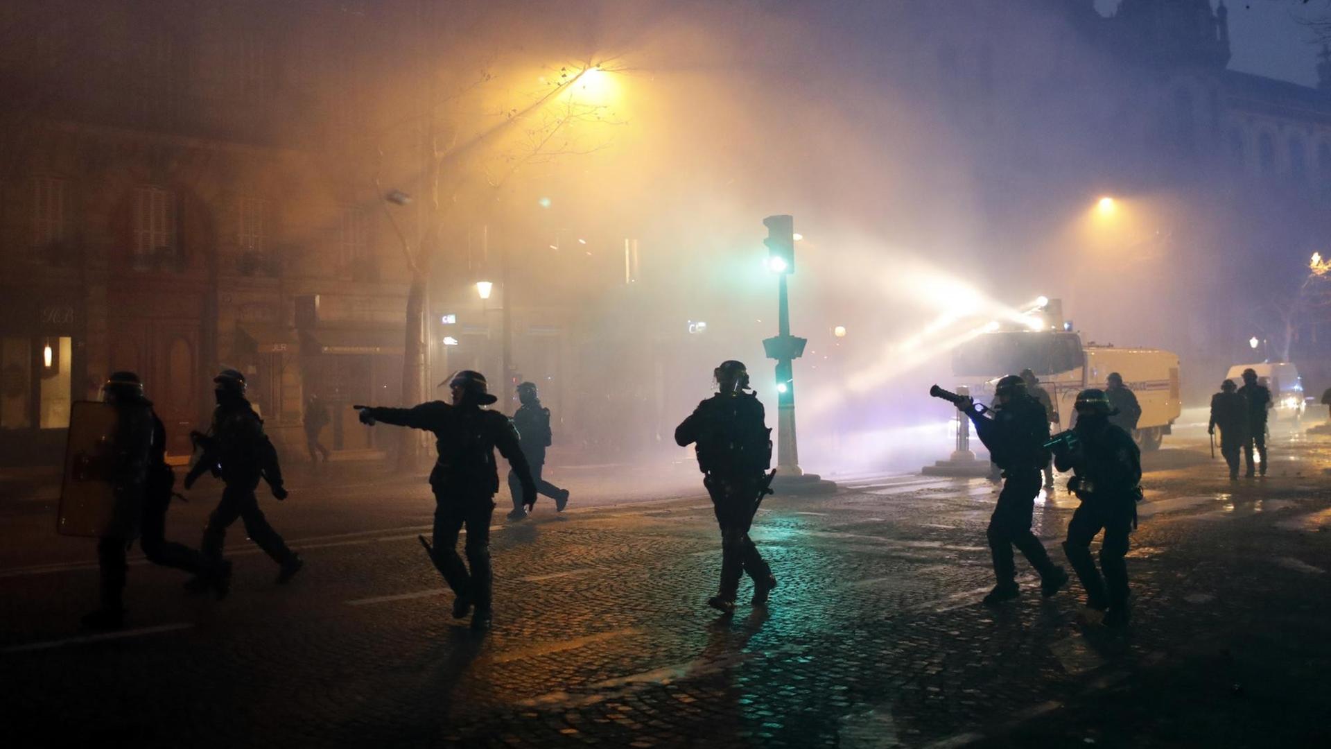 Die Polizei geht gegen gewalttätige Demonstranten vor. Die Polizei geht gegen gewalttätige Demonstranten vor.
