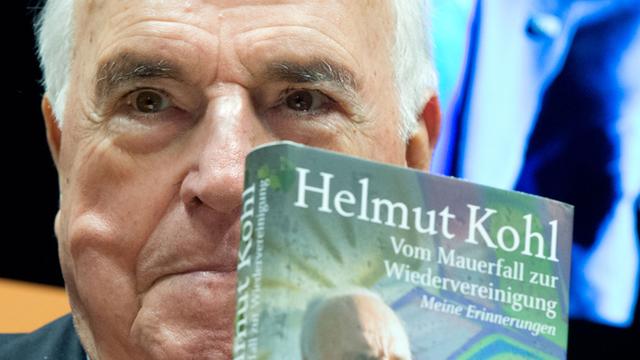 Alt-Bundeskanzler Helmut Kohl (CDU) stellt auf der Buchmesse in Frankfurt am Main seine Erinnerungen "Vom Mauerfall zur Wiedervereinigung" vor.