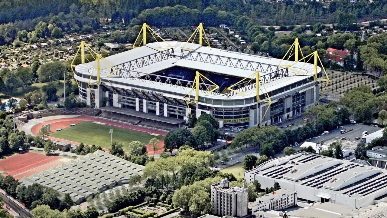 Luftaufnahme vom Signal-Iduna-Park, ehemals Westfalen-Stadion, in Dortmund. Luftaufnahme vom Signal-Iduna-Park, ehemals Westfalen-Stadion, in Dortmund.
