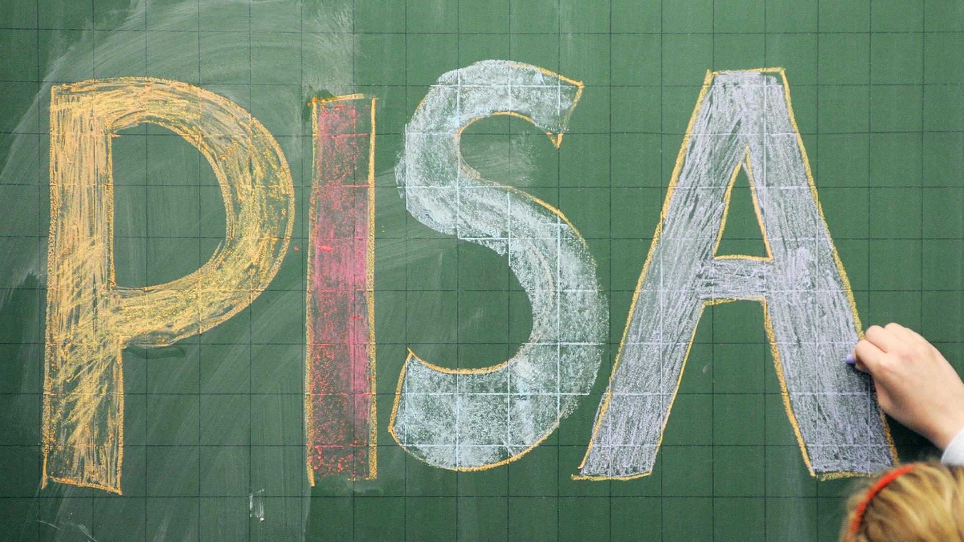 Eine Schülerin des Anton-Bruckner-Gymnasiums in Straubing (Niederbayern) schreibt das Wort "PISA" auf eine Tafel. Eine Schülerin des Anton-Bruckner-Gymnasiums in Straubing (Niederbayern) schreibt das Wort "PISA" auf eine Tafel.