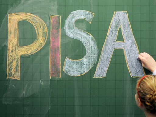 Eine Schülerin des Anton-Bruckner-Gymnasiums in Straubing (Niederbayern) schreibt das Wort "PISA" auf eine Tafel.