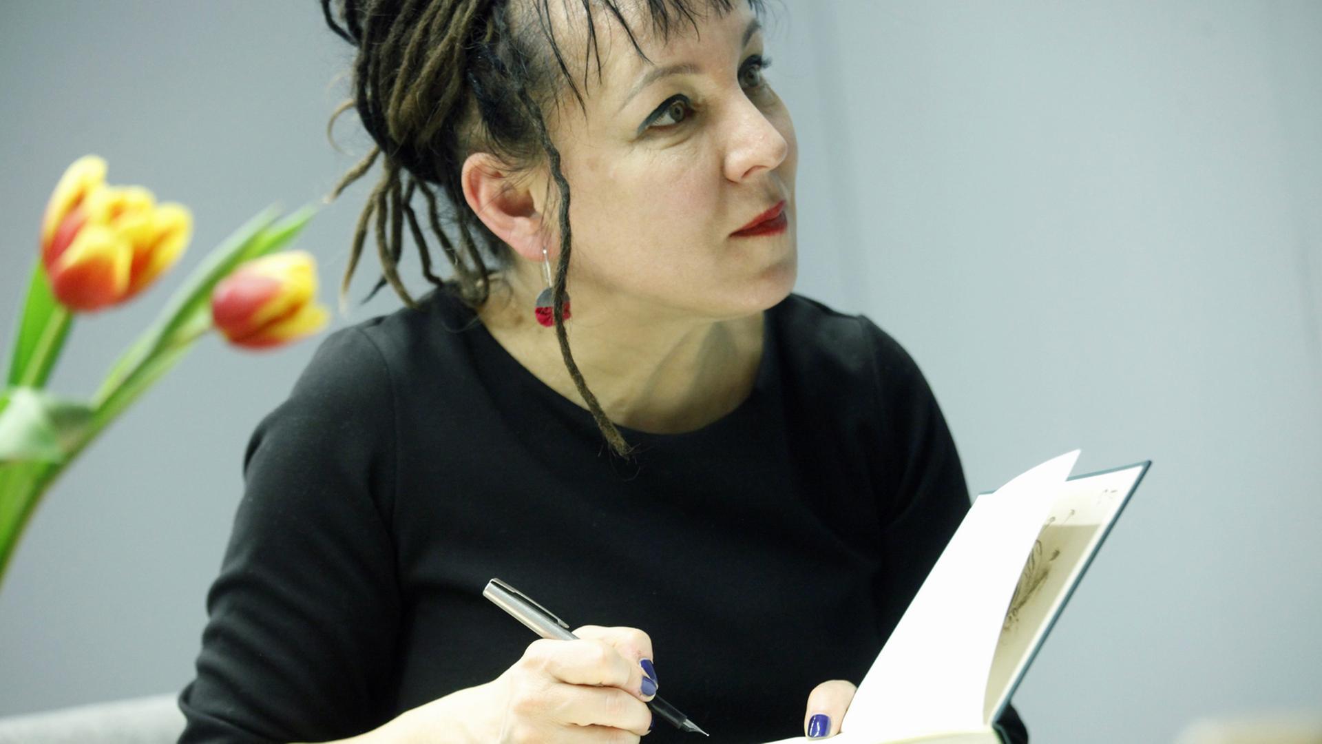 Die polnische Autorin Olga Tokarczuk signiert in Białystok ihren Roman "Jakobsbücher", in dem sie den Vielvölkerstaat Polen-Litauen aufleben lässt. Die polnische Autorin Olga Tokarczuk signiert in Białystok ihren Roman "Jakobsbücher", in dem sie den Vielvölkerstaat Polen-Litauen aufleben lässt.