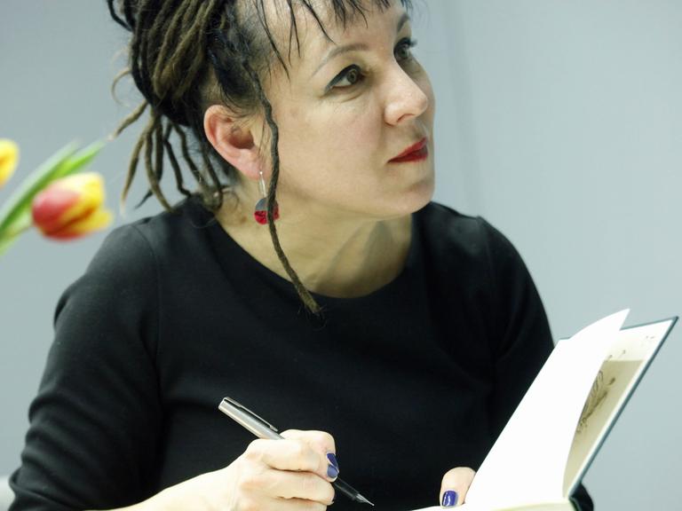 Die polnische Autorin Olga Tokarczuk signiert in Białystok ihren Roman "Jakobsbücher", in dem sie den Vielvölkerstaat Polen-Litauen aufleben lässt.