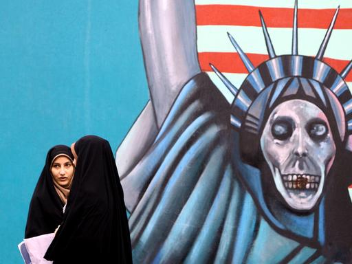 Anti-Amerikanische Graffiti an der Wand der ehemaligen US-Botschaft in Teheran, die eine Freiheitsstatur mit Totenkopf und Stahlkrone zeigt.