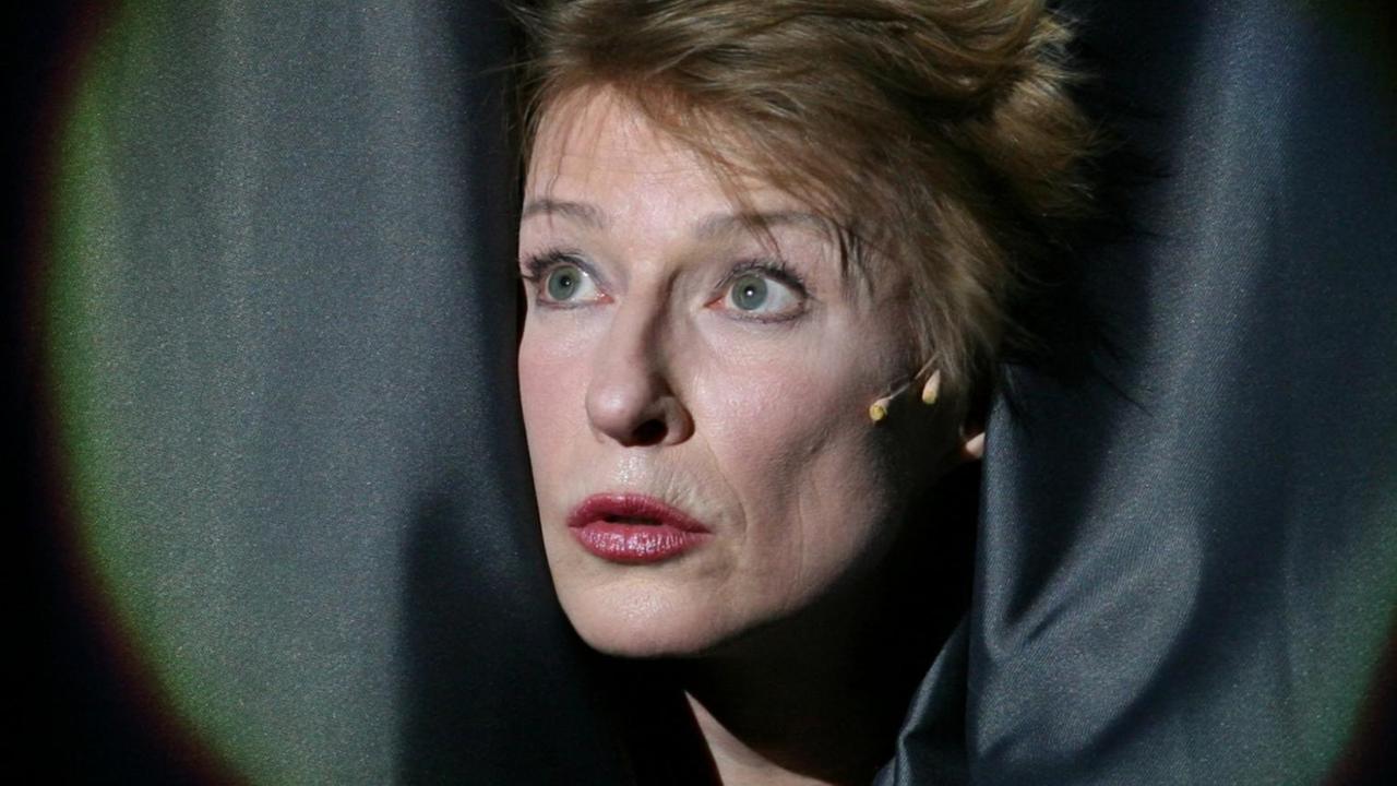 Dagmar Manzel schaut hinter einem Vorhang hervor. Dagmar Manzel schaut hinter einem Vorhang hervor.