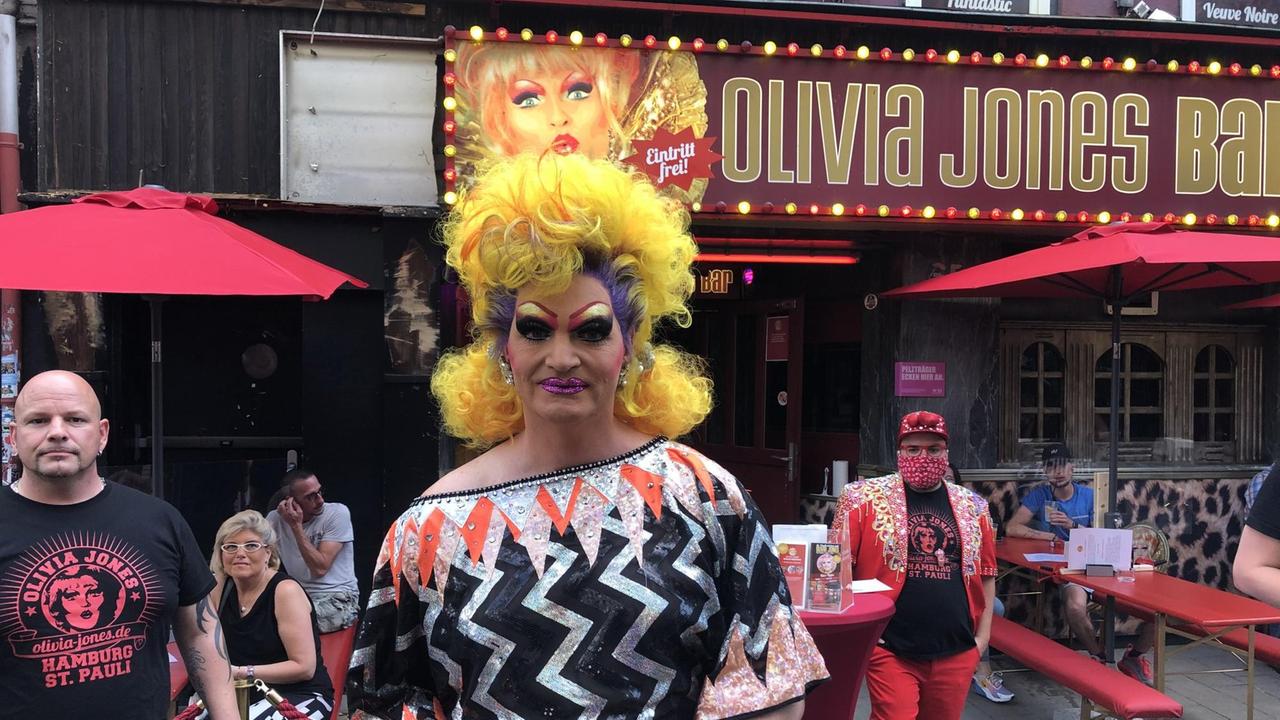 Olivia Jones steht vor ihrer Bar Olivia Jones steht vor ihrer Bar