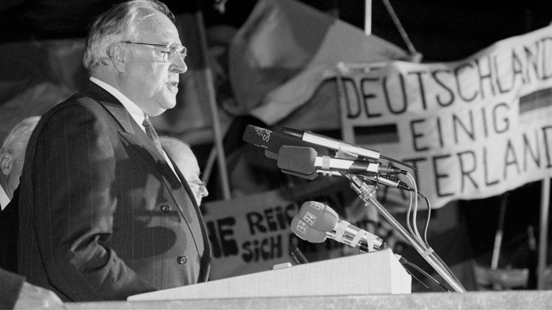 Helmut Kohl bei einem Besuch in Dresden am 19. Dezember 1989 Helmut Kohl bei einem Besuch in Dresden am 19. Dezember 1989