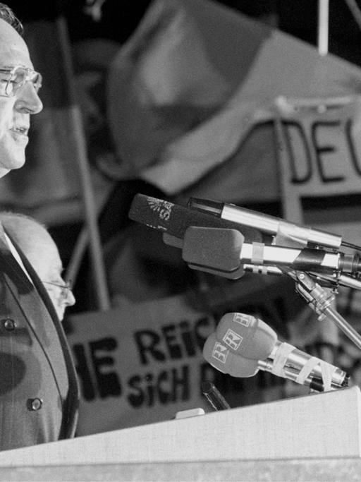 Helmut Kohl bei einem Besuch in Dresden am 19. Dezember 1989