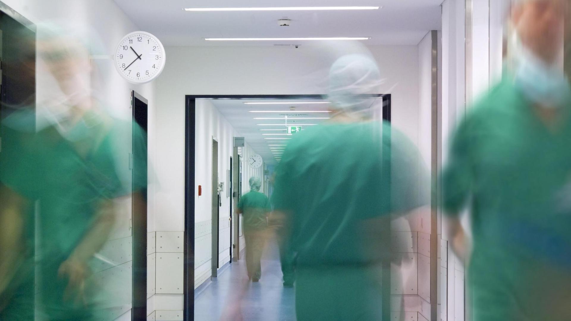 Krankenhaus-Personal läuft durch einen Krankenhaus-Flur Krankenhaus-Personal läuft durch einen Krankenhaus-Flur