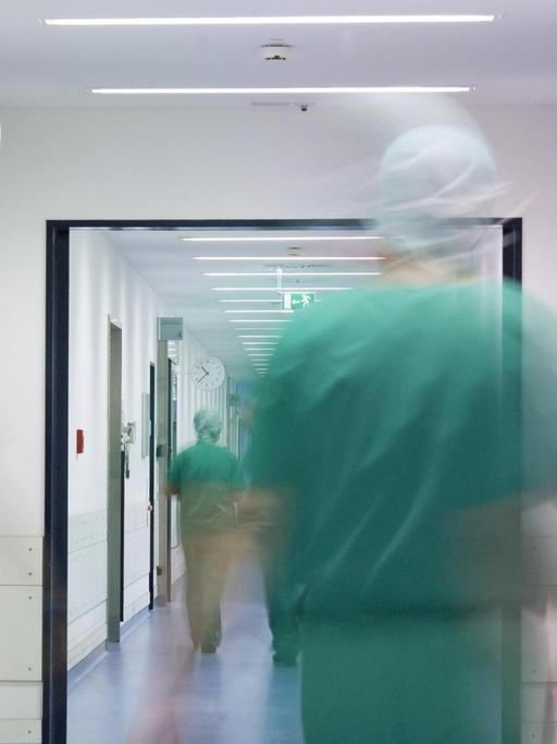 Krankenhaus-Personal läuft durch einen Krankenhaus-Flur