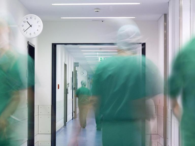 Krankenhaus-Personal läuft durch einen Krankenhaus-Flur