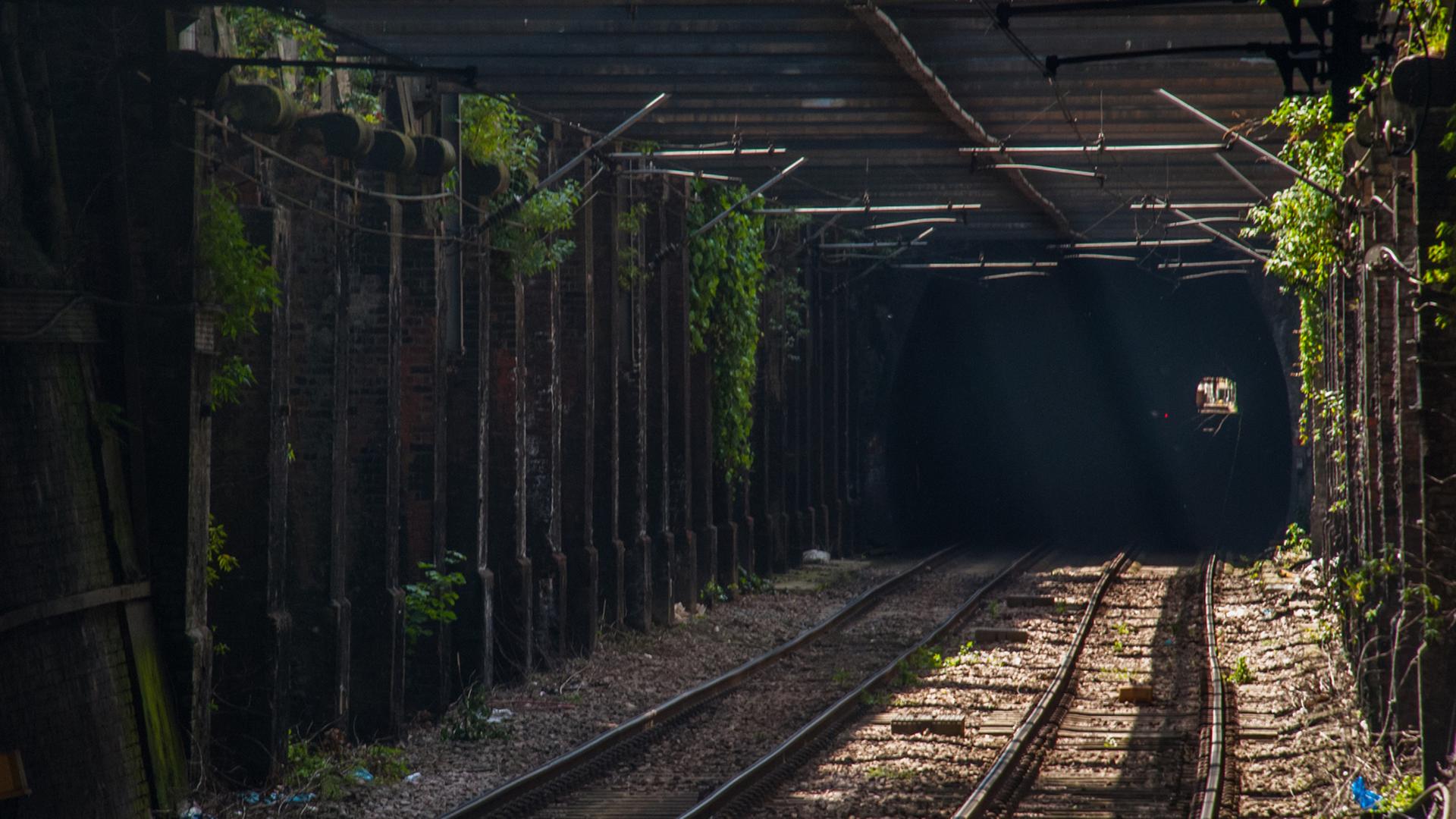 Ein absurd-ironisches und zugleich auf Fakten basierendes Hörspiel über die Privatisierung der Bahn in Großbritannien. Ein absurd-ironisches und zugleich auf Fakten basierendes Hörspiel über die Privatisierung der Bahn in Großbritannien.