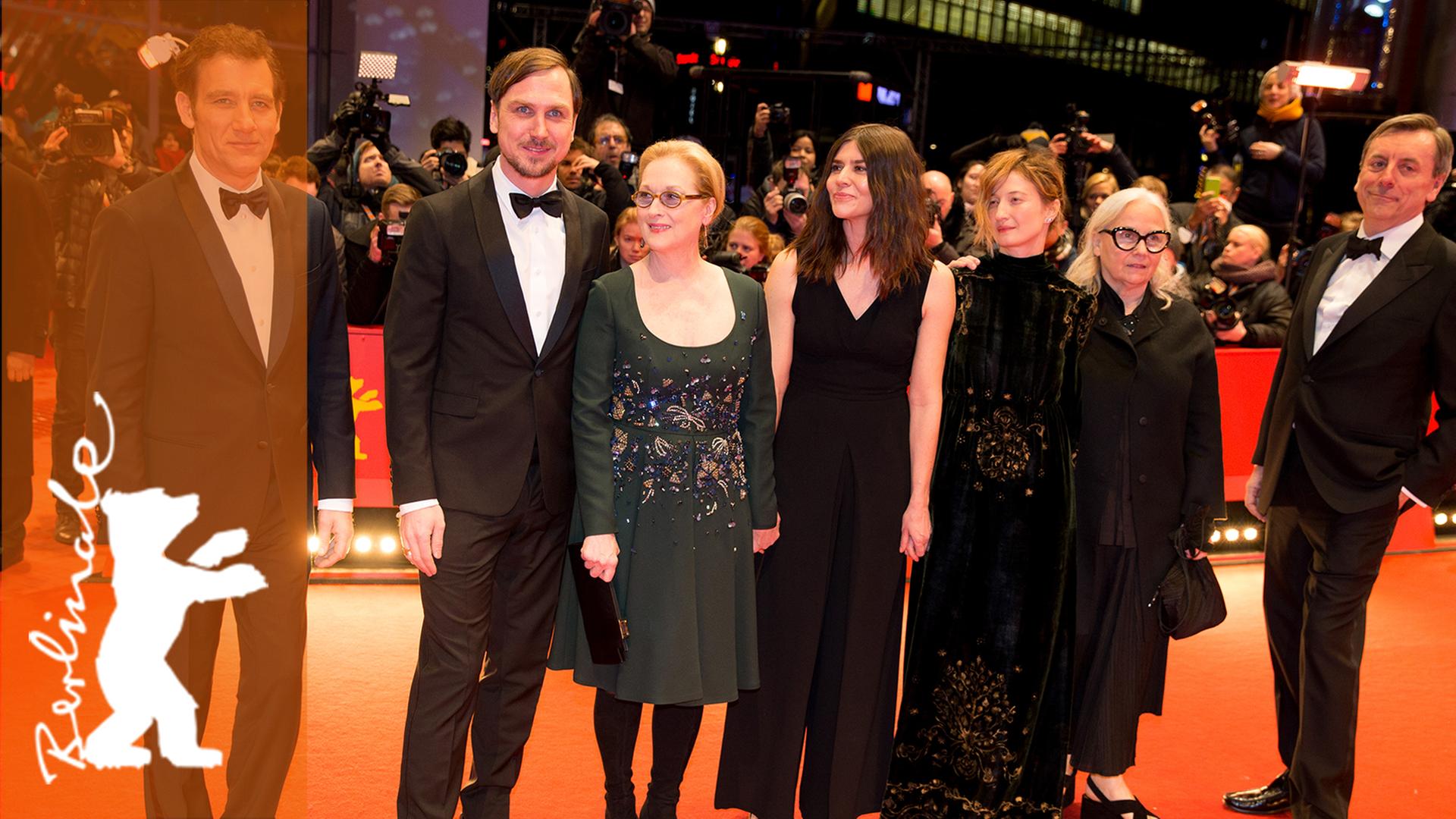 Die Berlinale-Jury: Clive Owen, Lars Eidinger, Jury-Präsidentin Meryl Streep, Malgorzata Szumowska, Alba Rohrwacher, Brigitte Lacombe, Nick James. Die Berlinale-Jury: Clive Owen, Lars Eidinger, Jury-Präsidentin Meryl Streep, Malgorzata Szumowska, Alba Rohrwacher, Brigitte Lacombe, Nick James.