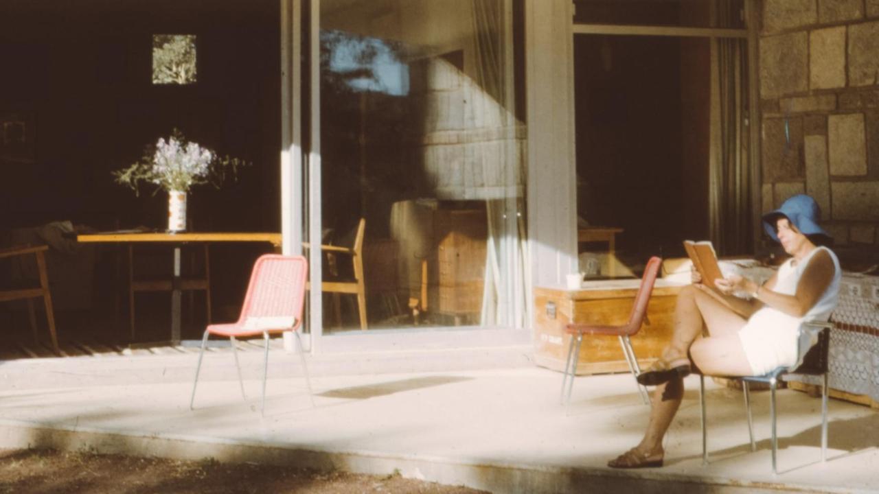 Eine Frau sitzt auf einem Stuhl und liest ein Buch. Das Bild ist vermutlich aus den 70er Jahren und der Zeit entsprechend atmosphärisch. Eine Frau sitzt auf einem Stuhl und liest ein Buch. Das Bild ist vermutlich aus den 70er Jahren und der Zeit entsprechend atmosphärisch.