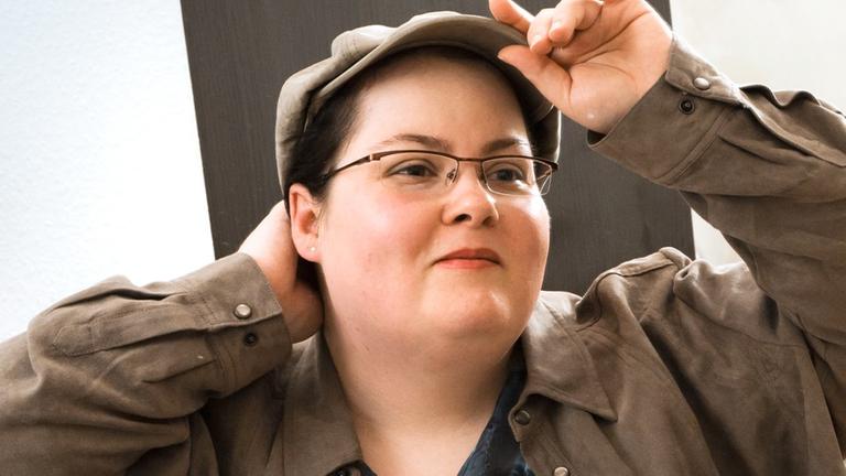Natalie Rosenke setzt sich eine Mütze auf und schaut an der Kamera vorbei. Natalie Rosenke setzt sich eine Mütze auf und schaut an der Kamera vorbei.