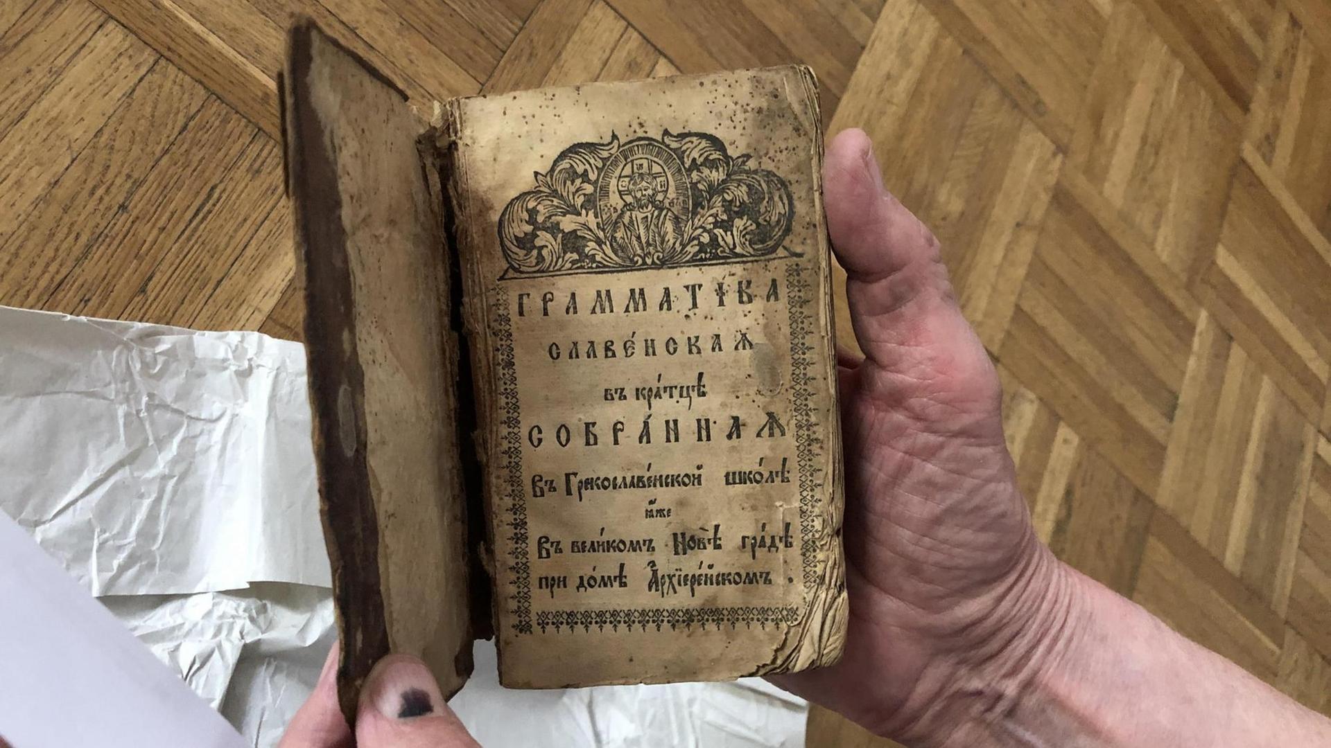Das älteste in der Sammlung der geraubten Bücher: eine russische Grammatik, vermutlich aus dem 17. Jahrhundert.