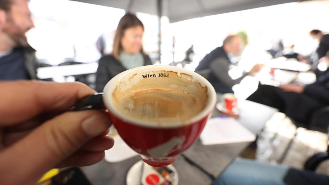 Café in Frankreich öffnet wieder nach monatelanger pandemiebedingter Schließung. 