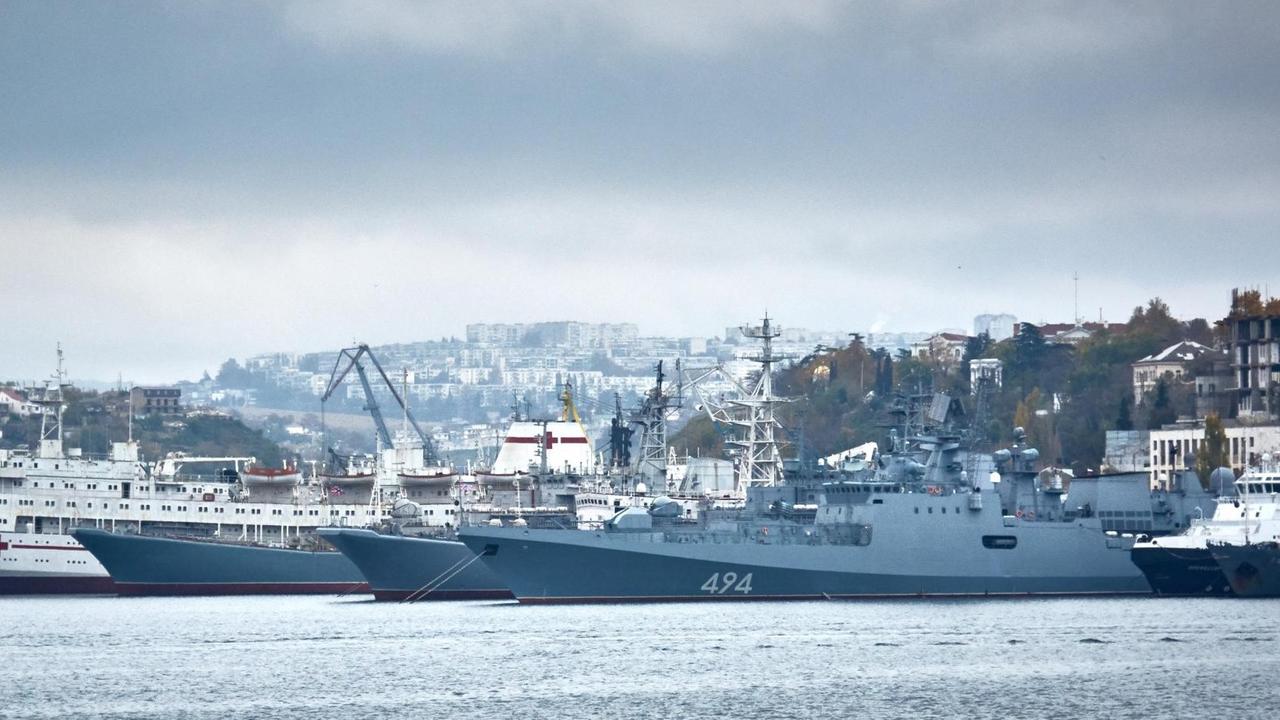 Kriegsschiffe in der strategisch wichtigen Bucht von Sewastopol. Kriegsschiffe in der strategisch wichtigen Bucht von Sewastopol.