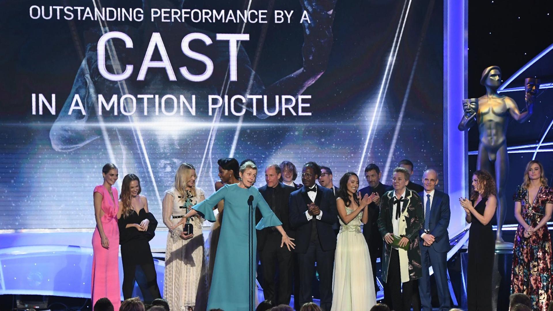 Frances McDormand mit der Filmcrew von 'Three Billboards Outside Ebbing, Missouri' bei den SAG Awards am 21. Januar 2018, bei denen der Film gleich in mehreren Kategorien Preise abgeräumt hat. Frances McDormand mit der Filmcrew von 'Three Billboards Outside Ebbing, Missouri' bei den SAG Awards am 21. Januar 2018, bei denen der Film gleich in mehreren Kategorien Preise abgeräumt hat.