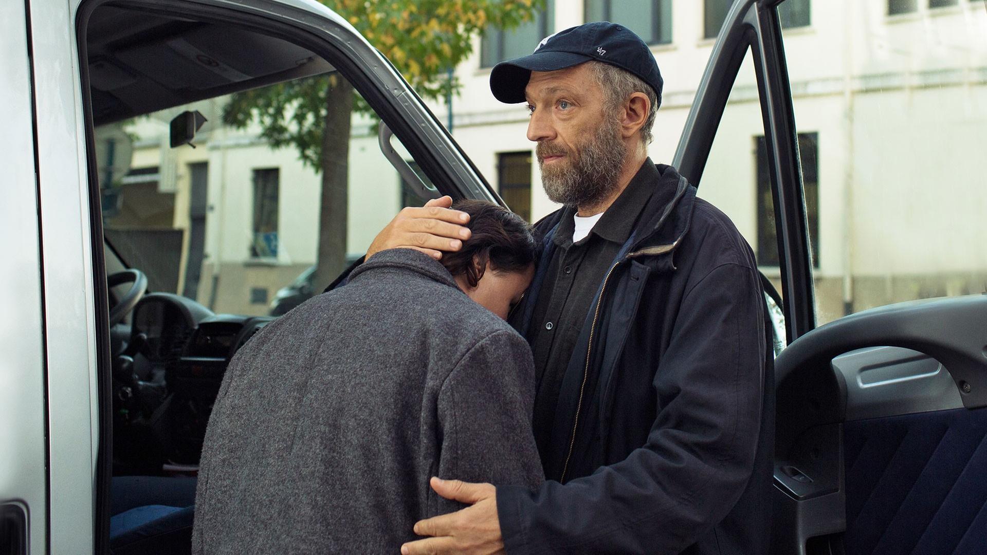 Vincent Cassel als Bruno tröstet den jungen Benjamin Lesieur als Joseph und lässt ihn an seine Schulter anlehnen. Vincent Cassel als Bruno tröstet den jungen Benjamin Lesieur als Joseph und lässt ihn an seine Schulter anlehnen.