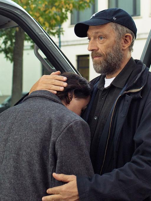 Vincent Cassel als Bruno tröstet den jungen Benjamin Lesieur als Joseph und lässt ihn an seine Schulter anlehnen.