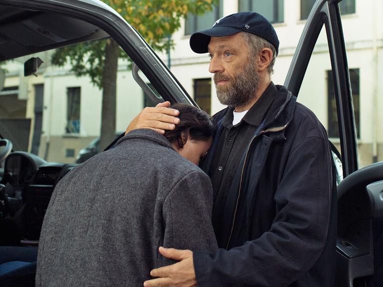 Vincent Cassel als Bruno tröstet den jungen Benjamin Lesieur als Joseph und lässt ihn an seine Schulter anlehnen.