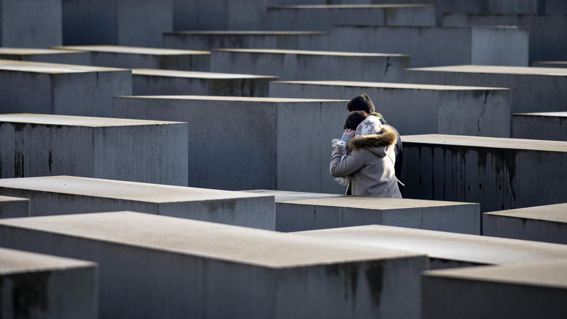 Zwei Personen gehen vor dem Internationalen Tag des Gedenkens an die Opfer des Holocaust durch das Denkmal für die ermordeten Juden Europas. Der Holocaust-Gedenktag wird am 27.01.2021 begangen. Zwei Personen gehen vor dem Internationalen Tag des Gedenkens an die Opfer des Holocaust durch das Denkmal für die ermordeten Juden Europas. Der Holocaust-Gedenktag wird am 27.01.2021 begangen.