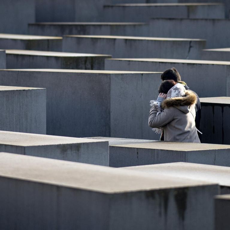 Zwei Personen gehen vor dem Internationalen Tag des Gedenkens an die Opfer des Holocaust durch das Denkmal für die ermordeten Juden Europas. Der Holocaust-Gedenktag wird am 27.01.2021 begangen.