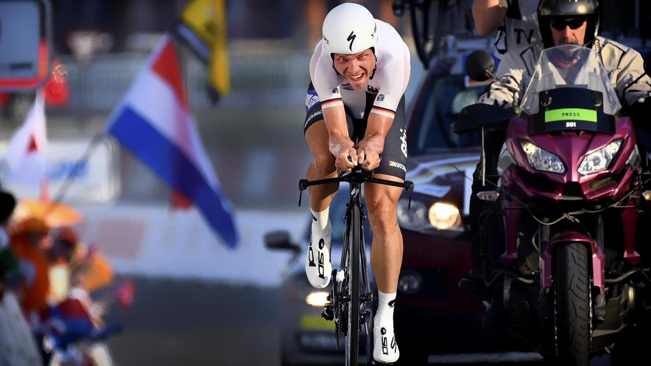 Der deutsche Radfahrer Tony Martin hat ein Rad-Rennen in dem Land Katar gewonnen. Der deutsche Radfahrer Tony Martin hat ein Rad-Rennen in dem Land Katar gewonnen.