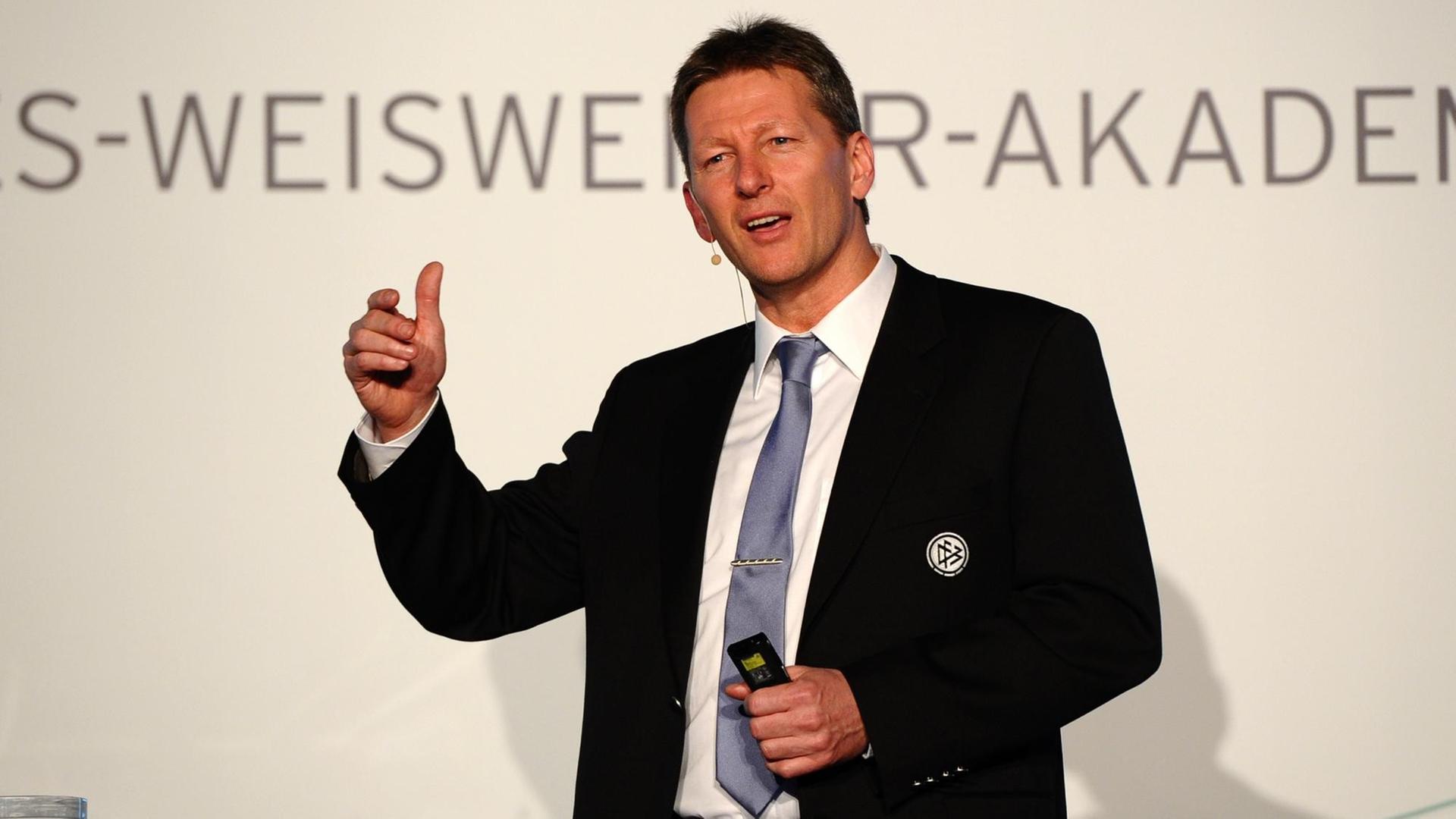 DFB-Trainer-Ausbilder Frank Wormuth gestikuliert in der Hennes-Weisweiler-Akademie. DFB-Trainer-Ausbilder Frank Wormuth gestikuliert in der Hennes-Weisweiler-Akademie.
