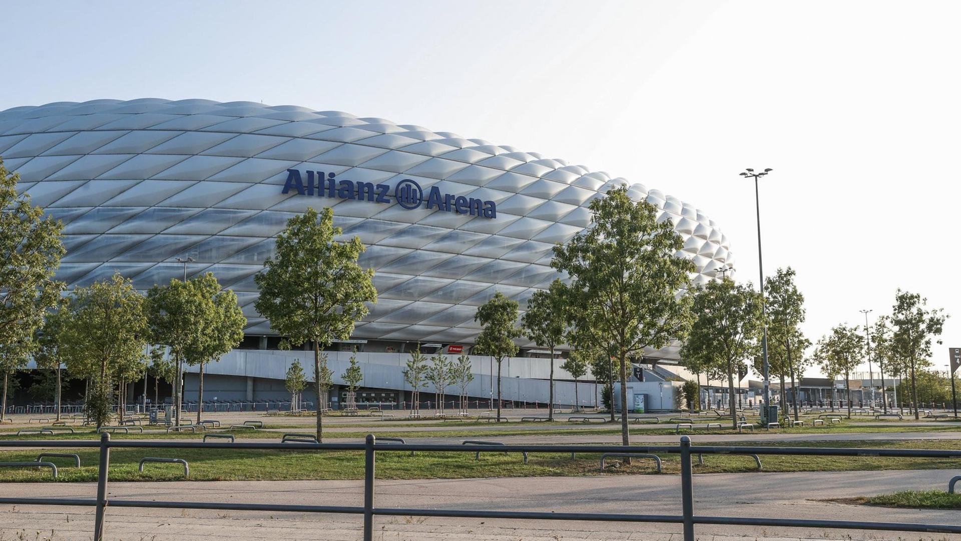 18.09.2020, Fussball, Saison 2020/2021, 1. Bundesliga, FC Bayern München - FC Schalke 04, Allianz Arena von außen München Allianz Arena Bayern Deutschland xRHR-FOTO/TRx *** 18 09 2020, Football, Season 2020 2021, 1 Bundesliga, FC Bayern Munich FC Schalke 04, Allianz Arena from outside Munich Allianz Arena Bayern Germany xRHR FOTO TRx 18.09.2020, Fussball, Saison 2020/2021, 1. Bundesliga, FC Bayern München - FC Schalke 04, Allianz Arena von außen München Allianz Arena Bayern Deutschland xRHR-FOTO/TRx *** 18 09 2020, Football, Season 2020 2021, 1 Bundesliga, FC Bayern Munich FC Schalke 04, Allianz Arena from outside Munich Allianz Arena Bayern Germany xRHR FOTO TRx