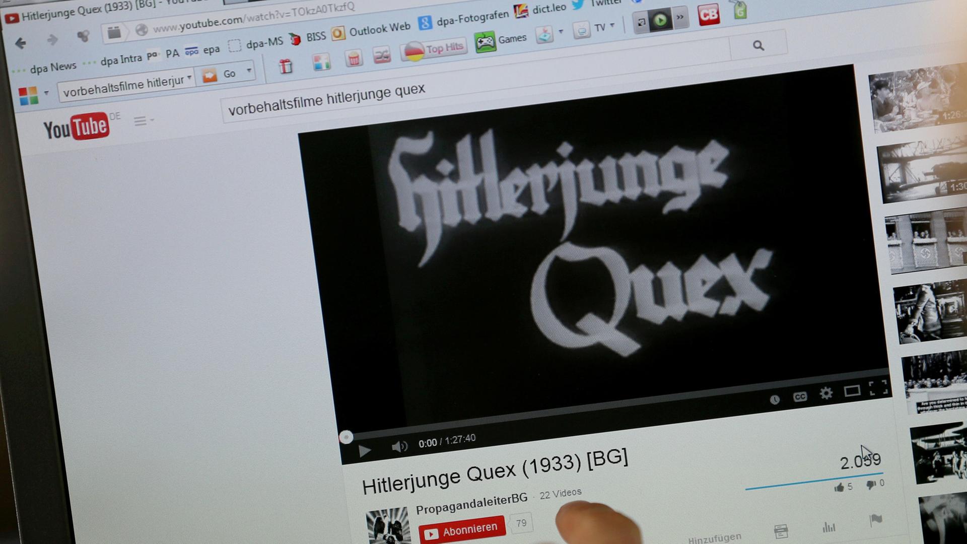 Ein Mann betrachtet an einem Computermonitor den NS-Propagandafilm "Hitlerjunge Quex", der im Videoportal "Youtube" zu sehen ist. Ein Mann betrachtet an einem Computermonitor den NS-Propagandafilm "Hitlerjunge Quex", der im Videoportal "Youtube" zu sehen ist.