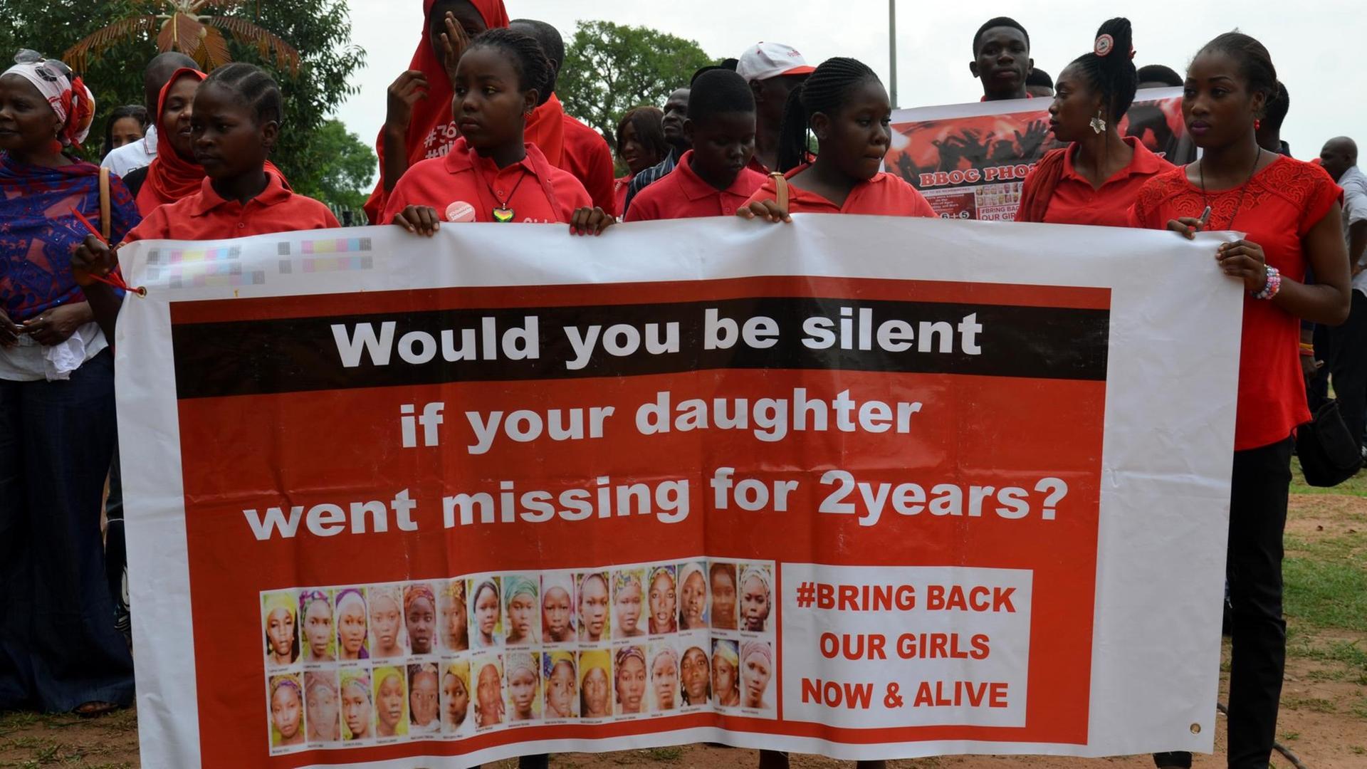 Schülerinnen der Mädchenschule im nigerianischen Chibok erinnern an die Entführung vor 2 Jahren Schülerinnen der Mädchenschule im nigerianischen Chibok erinnern an die Entführung vor 2 Jahren