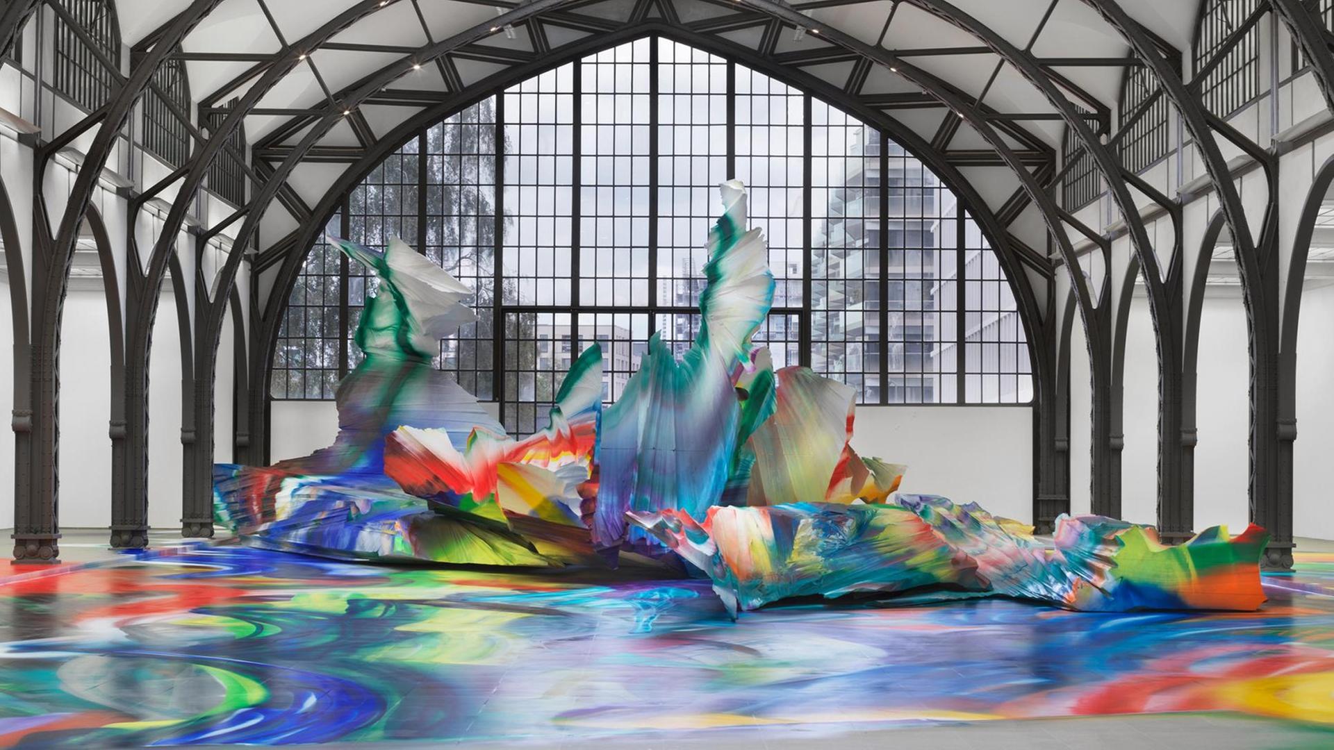 Ausstellungsansicht von "Katharina Grosse - It Wasn't Us" im Hamburger Bahnhof - Museum für Gegenwart in Berlin Ausstellungsansicht von "Katharina Grosse - It Wasn't Us" im Hamburger Bahnhof - Museum für Gegenwart in Berlin