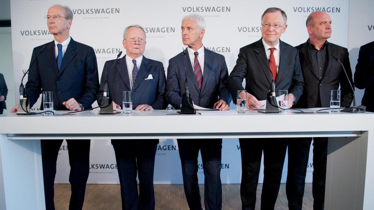 Hans Dieter Pötsch (l-r), Aufsichtsratsvorsitzender der Volkswagen AG, Wolfgang Porsche, Aufsichtsrat Volkswagen AG, Matthias Müller, Vorstandsvorsitzender der Volkswagen AG, Stephan Weil (SPD), Aufsichtsrat Volkswagen AG und Niedersächsischer Ministerpräsident, und Bernd Osterloh, Gesamtbetriebsratsvorsitzender und Aufsichtsrat Volkswagen AG, stehen am 22.04.2016 bei einer Pressekonferenz im Volkswagen Werk in Wolfsburg (Niedersachsen). Hans Dieter Pötsch (l-r), Aufsichtsratsvorsitzender der Volkswagen AG, Wolfgang Porsche, Aufsichtsrat Volkswagen AG, Matthias Müller, Vorstandsvorsitzender der Volkswagen AG, Stephan Weil (SPD), Aufsichtsrat Volkswagen AG und Niedersächsischer Ministerpräsident, und Bernd Osterloh, Gesamtbetriebsratsvorsitzender und Aufsichtsrat Volkswagen AG, stehen am 22.04.2016 bei einer Pressekonferenz im Volkswagen Werk in Wolfsburg (Niedersachsen).