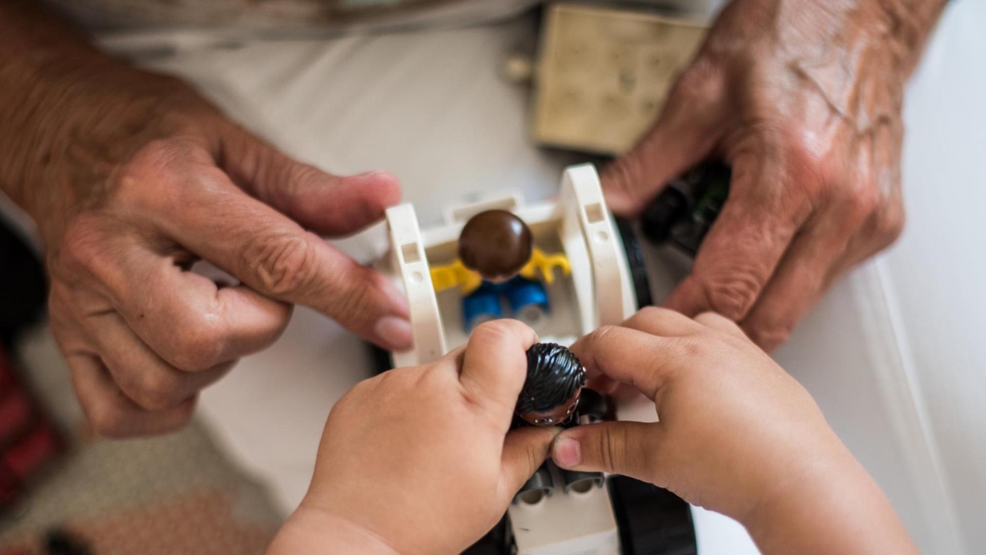 Eine Seniorin spielt mit einem zweijährigen Kind. Im «Mehrgenerationen Haus Bad Nauheim» begegnen sich Menschen unabhängig von Alter und Herkunft. Unter anderem möchte das Zentrum generationenübergreifendes Denken und Handeln fördern. Eine Seniorin spielt mit einem zweijährigen Kind. Im «Mehrgenerationen Haus Bad Nauheim» begegnen sich Menschen unabhängig von Alter und Herkunft. Unter anderem möchte das Zentrum generationenübergreifendes Denken und Handeln fördern.